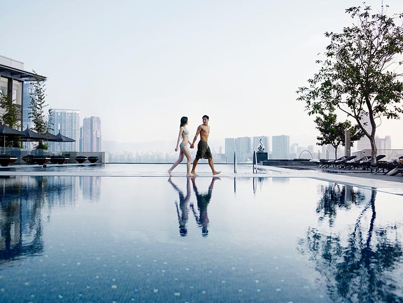 couple-pool-city